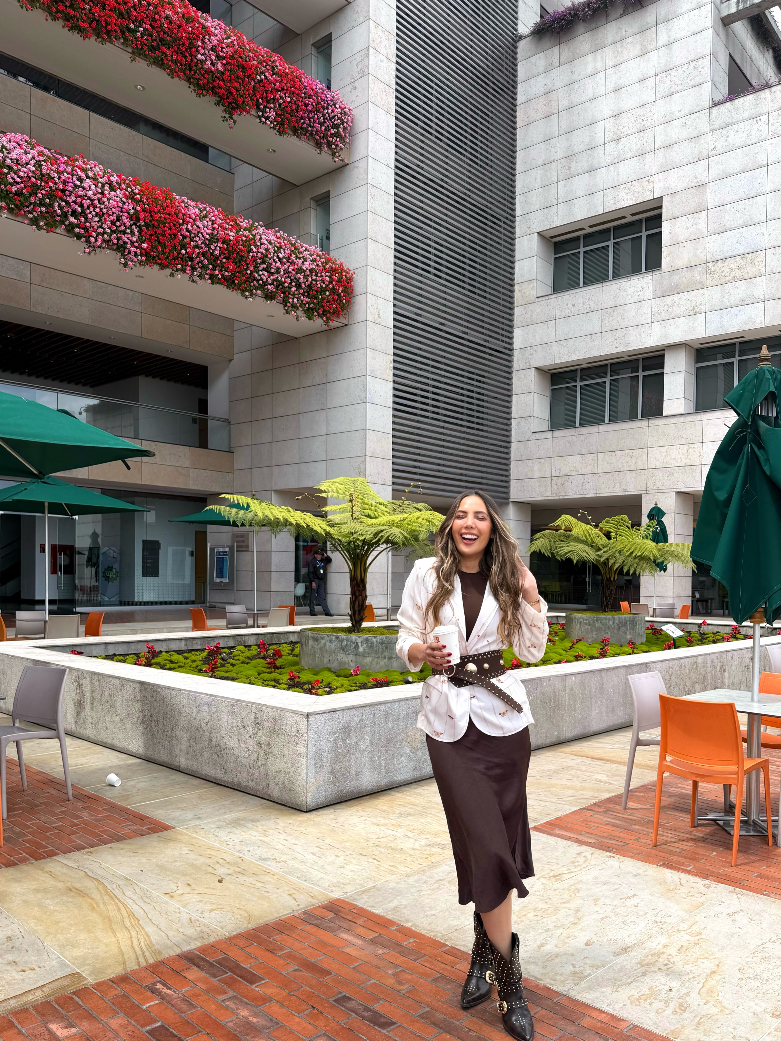 Laura Castañeda sonriendo al aire libre en Barranquilla